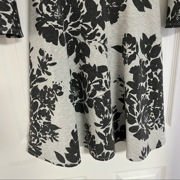 NWT Vince Camuto Long Bell Sleeve Grey & Black Floral Dress Size 6 - Picture 8 of 9